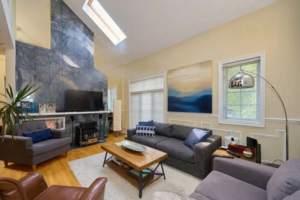 Toronto Furnished Upper Level for Rent – Elegant 2 Bed, 2 Bath with Private Entrance and Air Conditioning - Photo 1