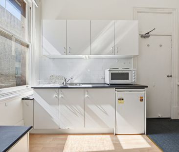 Partially furnished studio in the heart of Glebe - Photo 3