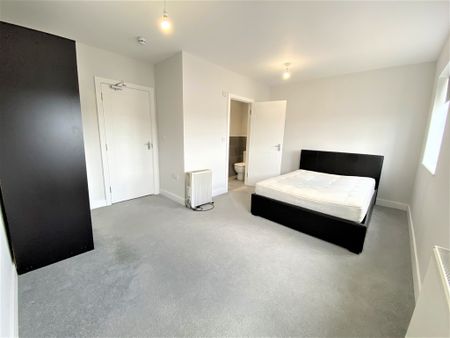 Elmshott Lane, Slough - Photo 4