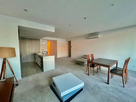 (Fully Furnished) Light Filled Large Three Bedroom Apartment with 2.5 Bathroom - Photo 3