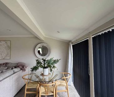 Charming Two Bedroom Residence - Photo 3