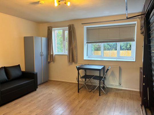 Studio to rent - Photo 1