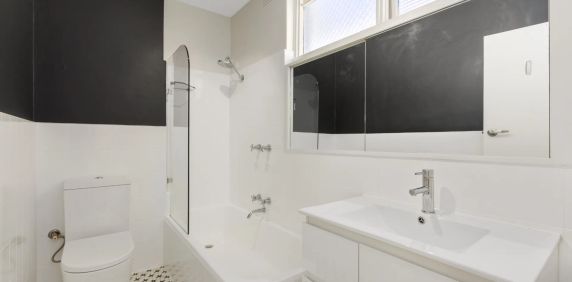 SUN-FILLED & SPACIOUS WITH A STYLISH RENOVATION - Photo 2