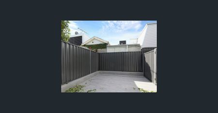 STUNNING 2 BEDROOM TOWNHOUSE IN PRIME LOCATION! - Photo 5