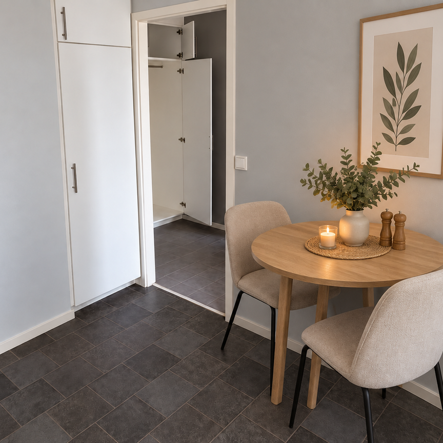 Trivsam lägenhet på bottenvåning med egen ingång och uteplats. Lägenheten är på 1,5 rum och kök och har en separat sovalkov som ger en naturlig avskiljning mellan sovdel och övriga bostaden. - Photo 1