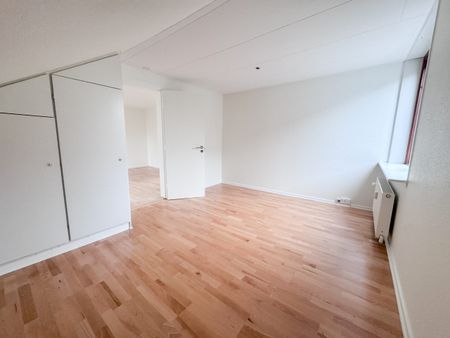 Lys og indbydende lejlighed med hyggelig have - Foto 3