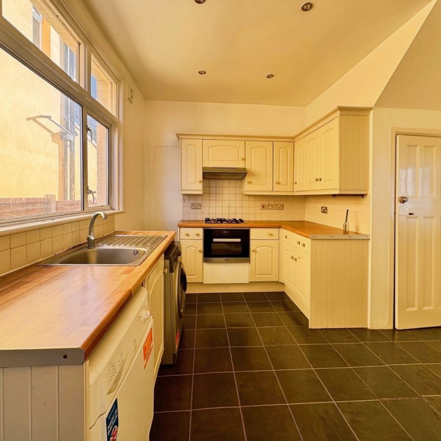 Southsea Avenue, Leigh-On-Sea - Photo 1