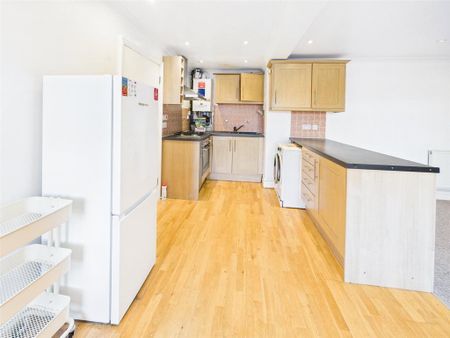 3 bedroom apartment to rent - Photo 4