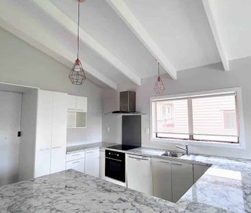 Three-Bedroom Home with Modern Open-Plan Living - Photo 5