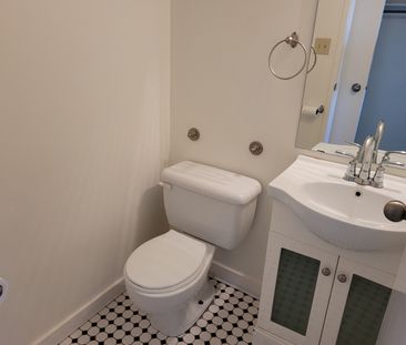 2 Beds & 1.5 Baths Apartment Style Property In Lakeview Area - Photo 6
