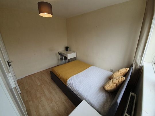 1 bedroom in a flat share to rent - Photo 1