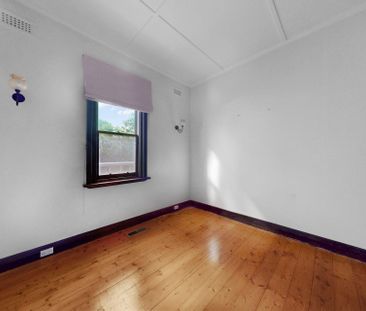 LARGE FAMILY HOME IN PRIME LOCATION - Photo 3