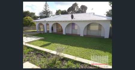 A Stones Throw to the Beach & Park! - Photo 4