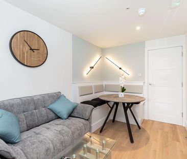 Modern Living - Large Stylish Double En-Suite Rooms Room 2 - Photo 3