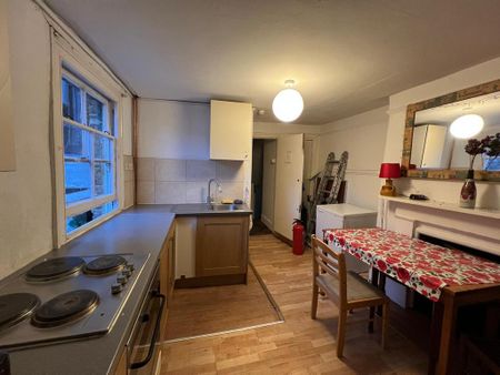 1 bedroom in a flat share to rent - Photo 3