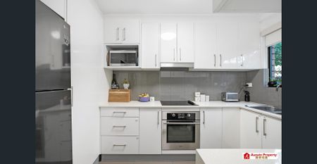 Spacious & Fantastic Townhouse With North Facing Courtyard in Prime Location - Photo 3