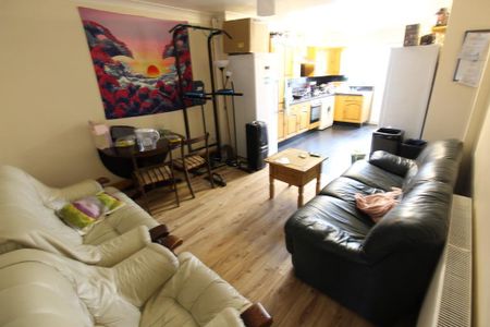 6 bedroom semi-detached house to rent - Photo 2