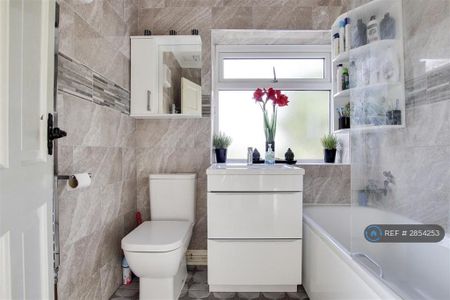 3 bedroom semi-detached house to rent - Photo 2