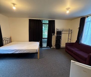 Centrally located boarding house room with studio rooms available now. - Photo 3