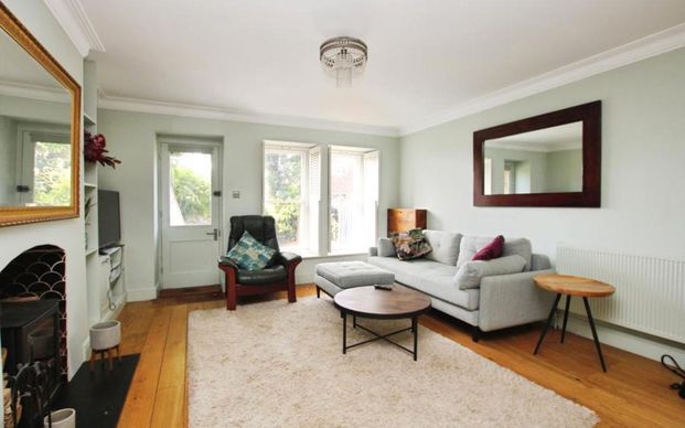 This lovely two bedroom flat offers a private South-West facing garden, allocated parking and its own entrance. Located opposite Redland Green, it’s just a short walk to Whiteladies Road, Clifton, and Durdham Downs. - Photo 1