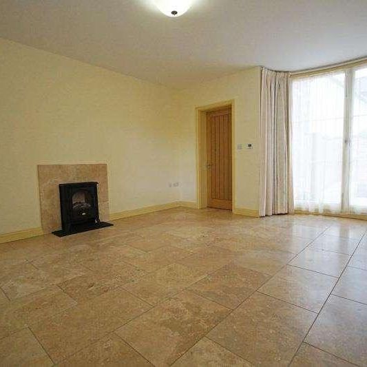 Off London Road, GL52 - Photo 1