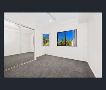 MODERN WELL MAINTAINED TOWNHOUSE - Photo 4