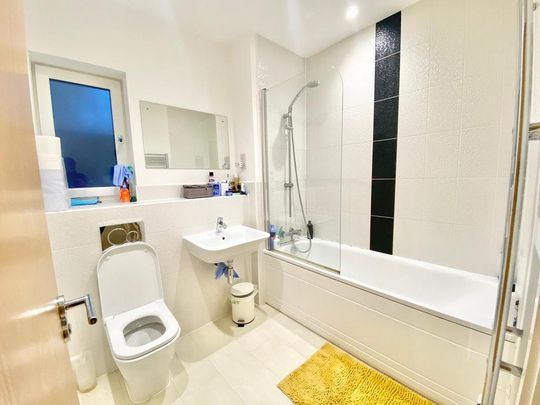 1 bedroom in a house share to rent - Photo 1