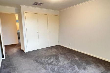 Perfectly positioned, three bedroom beauty! - Photo 4