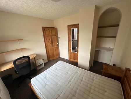 4 bedroom semi-detached house to rent - Photo 2