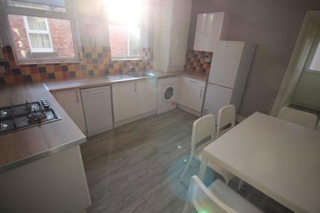 4 bedroom flat to rent - Photo 5