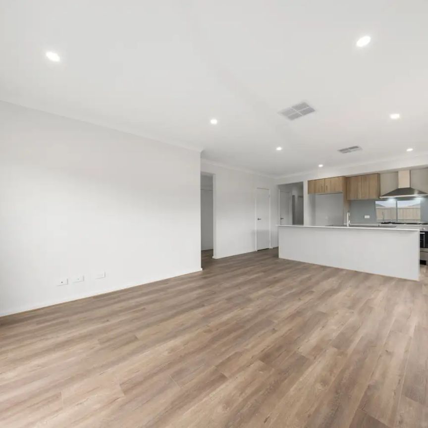 “Brand New Spacious Family Home in the Heart of Tarneit!” - Photo 1