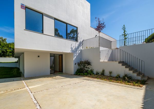 Moradia T6 de arquitetura moderna inserida no Golfe de Oeiras
