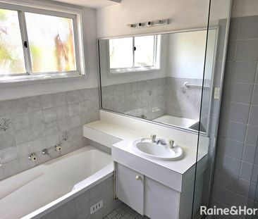 4 BEDROOM FAMILY HOME IN QUIET CUL DE SAC - Photo 3