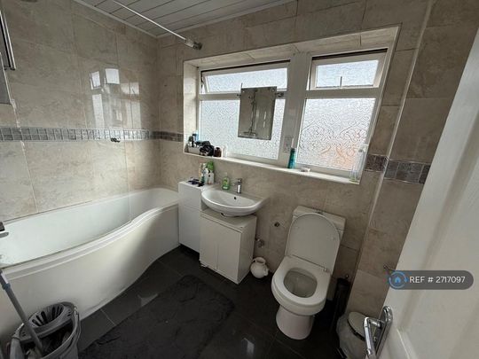 1 bedroom in a house share to rent - Photo 1