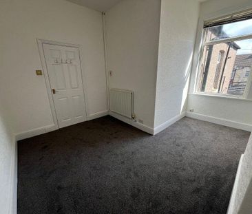 3 bedroom flat to rent - Photo 2