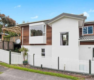 Fully Fenced and Spacious Family Home! - Photo 3