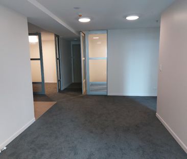 Newly renovated 3 bedroom apartment with carpark. - Photo 5