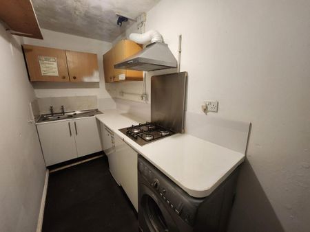 1 bedroom in a house share to rent - Photo 3