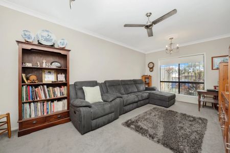 Quiet Cul-de-Sac Living with Room for Everyone - Photo 2