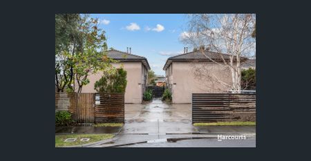 Cozy Family Living in the Heart of Oakleigh South - Photo 5