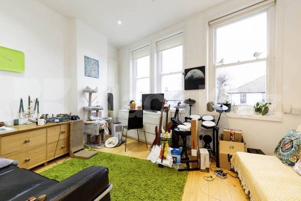3 double bedroom split level flat located in a leafy part of Muswell Hill - Photo 1