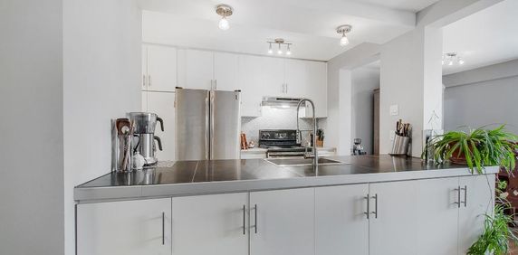 logement 5 1/2 avec cuisine rénovée, stationnement, 3 chambres à coucher, Duvernay, Laval - Photo 2