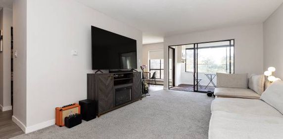 2 bed 2 washroom condo in White Rock - Photo 2