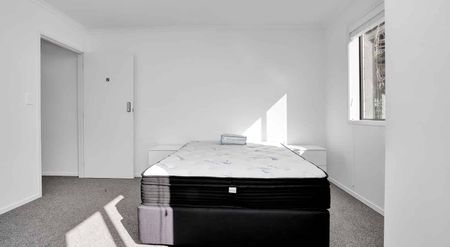 Power & Internet included - singles and couples considered - close to University - Photo 2