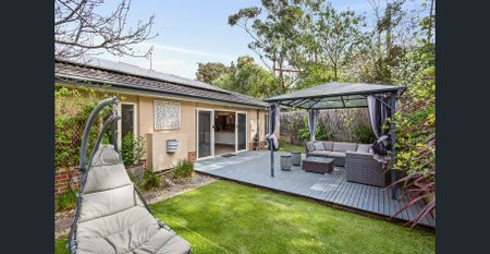 Spacious Freshly Renovated House in highly sought after location! - Photo 4