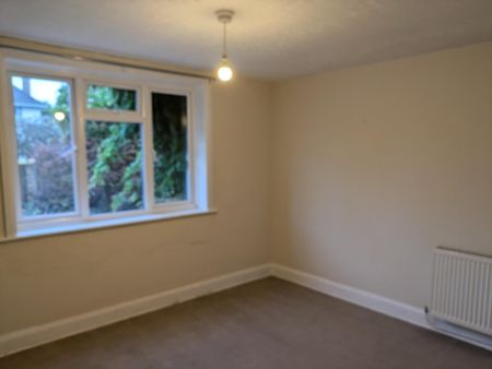 4 bedroom detached house in Lymington - Photo 2