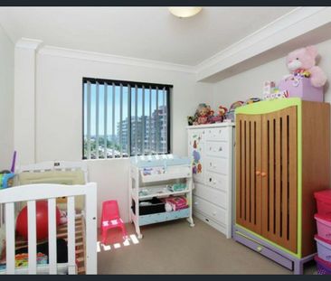 Spacious Three Bedroom Apartment - Photo 4