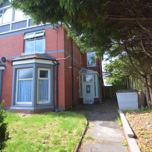 To Let Studio - Photo 2