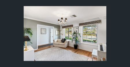 Classic charm and modern updates - Photo 2