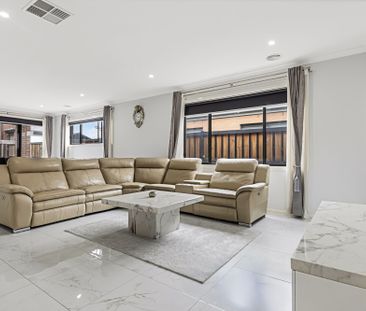 East-Facing Residence Combining Modern Comfort, Seamless Convenienc... - Photo 1